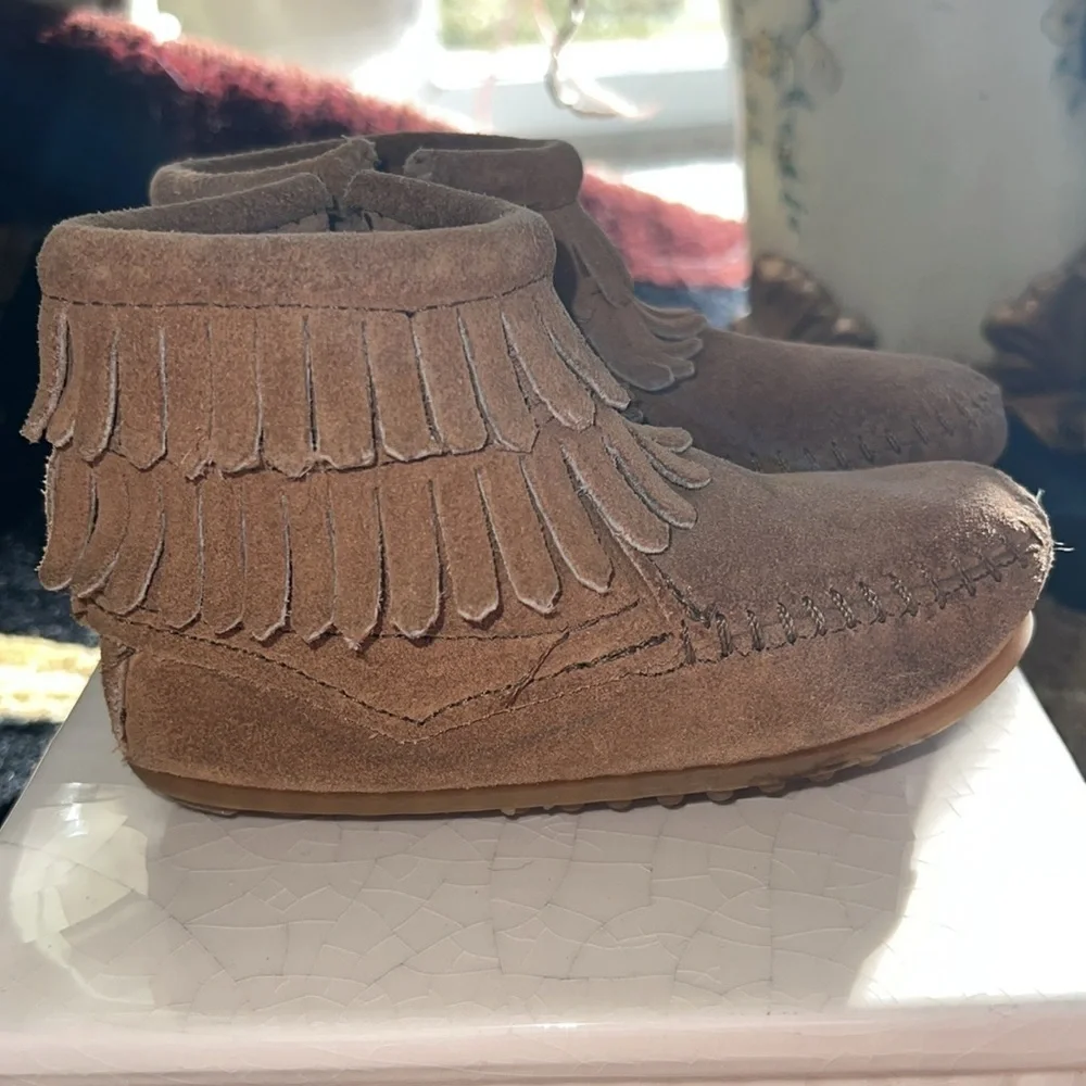 Minnetonka Children's Double Fringe Side Zip Boot, Brown, Leather Suede Size 6